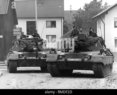 Zwei Leopard 1A4 Tanks in einem Dorf im Herbst Manöver im Jahre 1984. Stockfoto