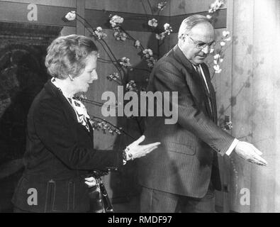 Der Premierminister des Vereinigten Königreichs Thatcher (links) und Bundeskanzler Helmut Kohl (rechts) bei einem Treffen in Bonn. Stockfoto