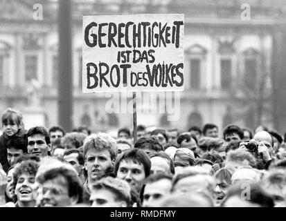 Bis zu 1 Millionen Menschen im Osten Berlin City für die Freiheit der Presse- und Meinungsfreiheit zu demonstrieren, sowie demokratische Reformen. Künstler Vereine hatten für diese erste genehmigt (Oppositionellen) Demo aufgerufen. Hier Demonstranten vor dem Palast der Republik, dem Sitz des DDR-Parlaments der Volkskammer. Stockfoto