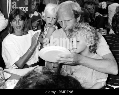 Dieter Hoeness, deutscher Fußballspieler und -trainer, der mit seiner Familie. Undatiertes Bild. Stockfoto