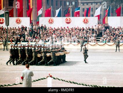 Militärische Zeremoniell am militärischen Parade der Nationalen Volksarmee (NVA) am 1. Mai 1959 auf dem Marx-Engels-Platz in Ost-Berlin. Stockfoto