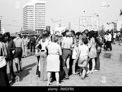 Die Weltfestspiele der Jugend und Studenten zwischen dem 28. Juli - 5. August, 1973 in Ost-Berlin: junge Menschen am Alexanderplatz. Stockfoto