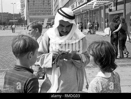 Die Weltfestspiele der Jugend und Studenten zwischen dem 28. Juli - 5. August, 1973 in Ost-Berlin: junge Menschen aus der DDR treffen ausländische Gäste. Stockfoto