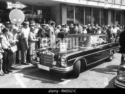 Die offizielle Mercedes von Bundespräsident Heinemann vor dem Hauptbahnhof in München. Stockfoto