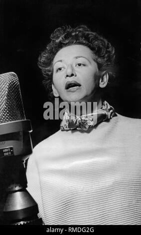 Deutsche Kabarettist Lore Lorentz beim Singen. Stockfoto