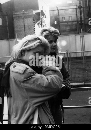 Nach dem Fall der Berliner Mauer, zahlreiche Ost-berliner besucht West Berlin. Hier, zwei weinende Frauen vor dem letzten Checkpoint an der Grenze in der Invalidenstraße. Stockfoto