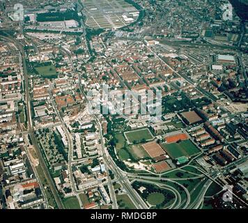 Luftaufnahme der Stadtteil Sendling (Harras) in Richtung Norden. Unten rechts ist ein kleiner Teil der Bruedermuehlstrasse - Mittlerer Ring - und die Verzögerung der Spur Plinganser Straße, im Hintergrund in der Mitte, oben im südlichen Teil der Theresienwiese. Stockfoto