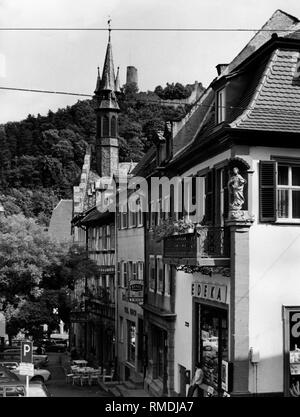 Die Stadt Weinheim. Im Hintergrund, die Ruinen der Burg Windeck (undatiert). Stockfoto