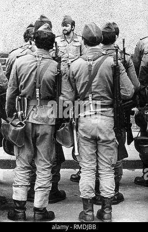 Soldaten des Pionierbataillon 310 in den Rhein Kaserne in Koblenz, bevor Sie eine Übung gefüttert. Sie sind mit der G-3-Gewehren bewaffnet. Stockfoto