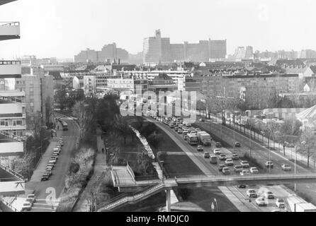 Straßenverkehr: Mittlerer Ring: Stau. Im Hintergrund, das Olympische Dorf. Stockfoto