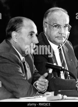 Der französische Präsident Francois Mitterand (links) Während hist ersten Staatsbesuch in Deutschland. Auf der rechten Seite Bundeskanzler Helmut Kohl (rechts). Helmut Kohl, Politiker, Deutschland, CDU, mit Francois Mitterrand Stockfoto