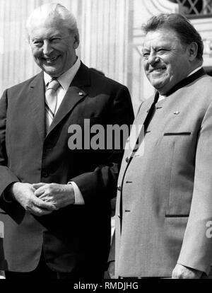 Bundeskanzler Kurt Georg Kiesinger (links, CDU) mit Bayerns Ministerpräsident Franz Josef Strauß (CSU). Stockfoto