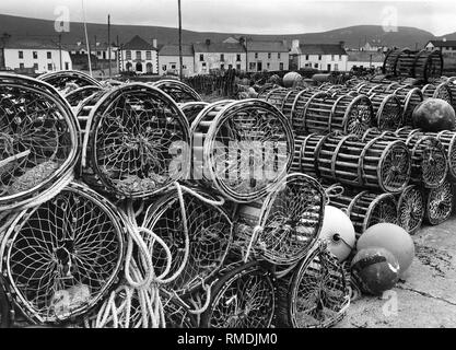 Einige Fische Körbe übereinander am Hafen des Fischerdorfes Portmagee gestapelt. Stockfoto