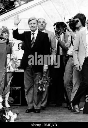 Bundeskanzler Helmut Schmidt, mit einem Strauß Blumen in der linken Hand, Begrüßung im Bundestagswahlkampf 1980. Stockfoto