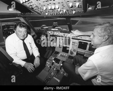 Franz Josef Strauss als Vorsitzender des Aufsichtsrats der Airbus im Cockpit des neu entwickelten Airbus A320. Stockfoto