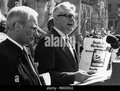 Bürgermeister Georg Kronawitter aus München (links) und ehemalige Bürgermeister Hans-Jochen Vogel (beide SPD) Rede an die Zuhörer auf einer Kundgebung zum Tag der Arbeit am Marienplatz in München. Stockfoto