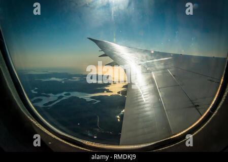 Blick aus dem Flugzeug Fenster über den Hafen von Sydney, Australien Stockfoto