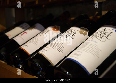 Flaschen Wein im Keller, Restaurant, Elite Getränke in den Regalen mit schriftlicher Namen Stockfoto