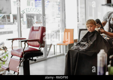 Friseur, Haarschnitt adorable Boy Stockfoto