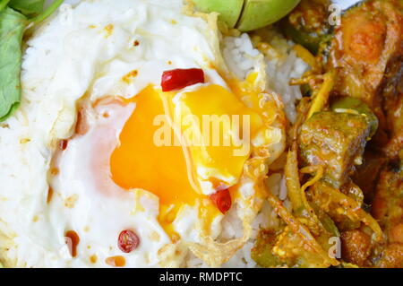 Würzige Wels Curry und Spiegelei auf Reis Stockfoto