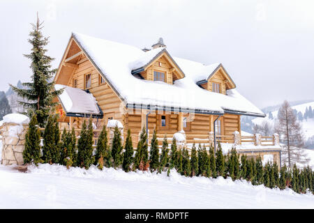Holz- Haus in den Bergen im Winter Stockfoto