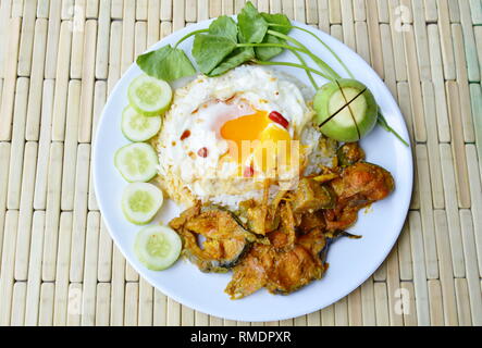 Würzige Wels Curry und Spiegelei auf Reis Stockfoto