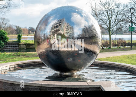 Silber Wasser Brunnen Kugel an der Woodberry Down Entwicklung, Manor House, nördlich von London, Großbritannien Stockfoto
