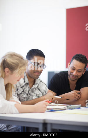 Nach student Lernenden in einem Klassenzimmer während ein pgce Klasse Stockfoto