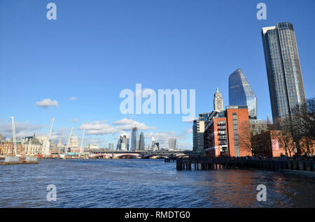 Ein Blick auf die Themse nach Osten von Southbank. Das OXO Tower ist auf der rechten Seite mit der Londoner City Skyline im Abstand Stockfoto