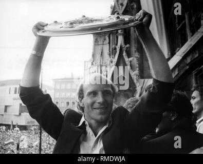 Dieter Hoeness, Deutscher Fußballspieler, ist Deutscher Meister mit dem FC Bayern. Hier seine Fans jubeln am Marienplatz im München. Stockfoto