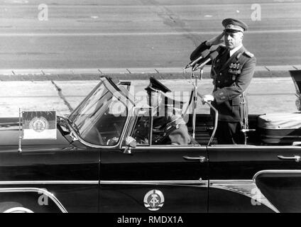 Militärparade zum 30. Jahrestag der DDR in der Karl-Marx-Allee im Osten von Berlin, Stellvertretender DDR-Verteidigungsminister Generaloberst Horst Stechbarth Berichte an die Parteiführung. Stockfoto