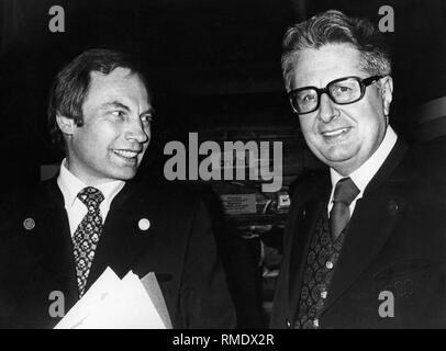 Der Bürgermeister von München, Georg Kronawitter (links), auf seine Vorgänger, der ehemalige Bürgermeister Hans-Jochen Vogel (beide SPD). Stockfoto