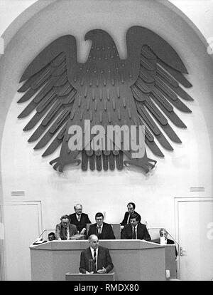 Helmut Kohl Hinter dem Rednerpult im Plenarsaal des Wassserwerk. Er sieht kleine vor dem großen Bundesadler hängen an der Wand hinter ihm. Stockfoto