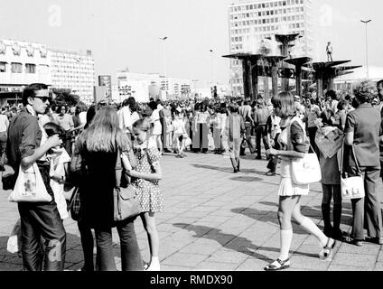 Die Weltfestspiele der Jugend und Studenten zwischen dem 28. Juli - 5. August, 1973 in Ost-Berlin: Junge Menschen auf dem Alexanderplatz Stockfoto