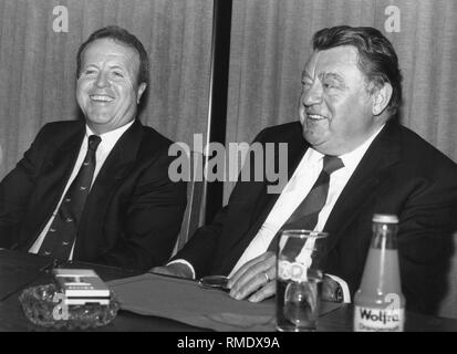 CSU-Generalsekretaer Gerold Tandler (links) und der Bayerische Ministerpräsident Franz Josef Strauß. Undatiertes Foto. Stockfoto