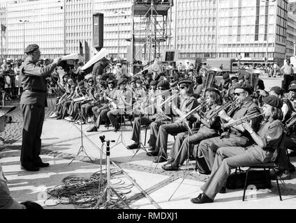 Die Weltfestspiele der Jugend und Studenten zwischen dem 28. Juli - 5. August, 1973 in Ost-Berlin: Brass Band mit einem Leiter am Alexanderplatz. Stockfoto