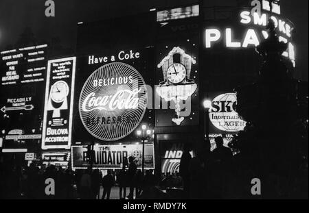 Piccadilly Circus in London: Bilder zeigt, beleuchtete Werbung (Coca-Cola, Coke, Bulova Accutron) und eine Uhr (Undatiertes Foto). Stockfoto