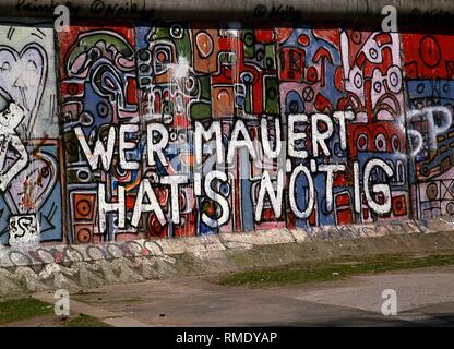 Graffiti auf der Berliner Mauer, von Berlin-West fotografierte in den Jahren 1984-1987. Stockfoto