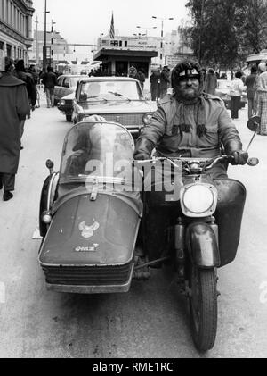 Zahlreiche Ost-berliner besuchen West Berlin nach dem Fall der Berliner Mauer. Hier, mit Blick auf ein motorradfahrer am Checkpoint Charlie in der Friedrichstraße. Stockfoto