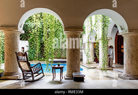 Torbögen und Pool an der San Pedro Boutique Hotel Cartagena Kolumbien Südamerika Stockfoto