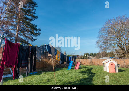 Wäsche trocknen auf eine Wäscheleine auf einem warmen Wintertag. Stockfoto