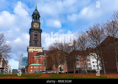 Südfassade von St. Michael Kirche umgangssprachlich: Michel, ist eine der fünf Hamburger lutherischen Hauptkirchen und die bekannteste Kirche der Stadt Stockfoto