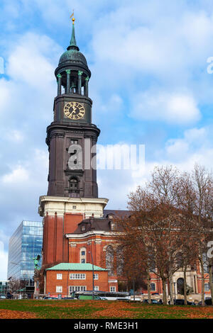 St. Michael Kirche umgangssprachlich: Michel, ist eine der fünf Hamburger lutherischen Hauptkirchen und die bekannteste Kirche der Stadt Stockfoto