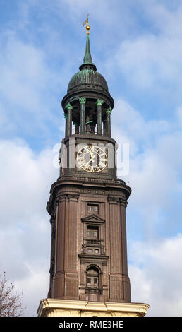 Der 132 Meter hohe barocke Turm total mit Kupfer der St. Michael Kirche in Hamburg, Deutschland Stockfoto