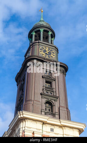 Turm der St. Michael Kirche umgangssprachlich: Michel, ist eine der fünf Hamburger lutherischen Hauptkirchen und die bekannteste Kirche der Stadt Stockfoto