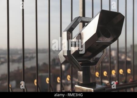 Touristische bezahlt Binocular Telescope auf der Sicht von Hamburg, in Deutschland steht. Nahaufnahme mit selektiven Fokus Stockfoto