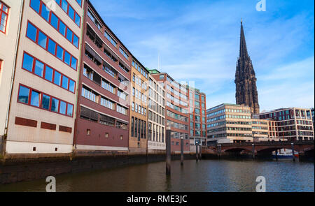 Hamburger Stadtbild mit Turm der St. Nikolaus Kirche. Deutschland Stockfoto