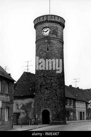 Der vogelturm (bird Tower) in Dahme an der alten Stadtmauer, das Wahrzeichen der kleinen Stadt. Stockfoto