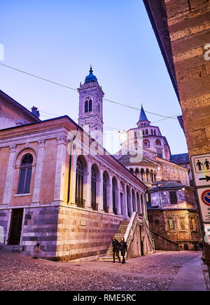 Die fontanone Visconteo und der Basilica di Santa Maria Maggiore bei Einbruch der Dunkelheit. Piazza del Duomo. Citta Alta, Bergamo, Lombardei, Italien. Stockfoto