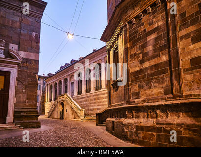 Die fontanone Visconteo bei Einbruch der Nacht, die wichtigsten mittelalterlichen Brunnen in Bergamo. Piazza del Duomo. Citta Alta, Bergamo, Lombardei, Italien. Stockfoto